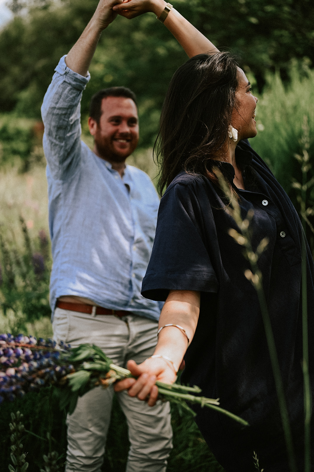 Pauline & Tony - Un couple adorable photographié dans un champ de lupins et qui se mariera à l'été 2024 par Clotilde Barois Photographe.