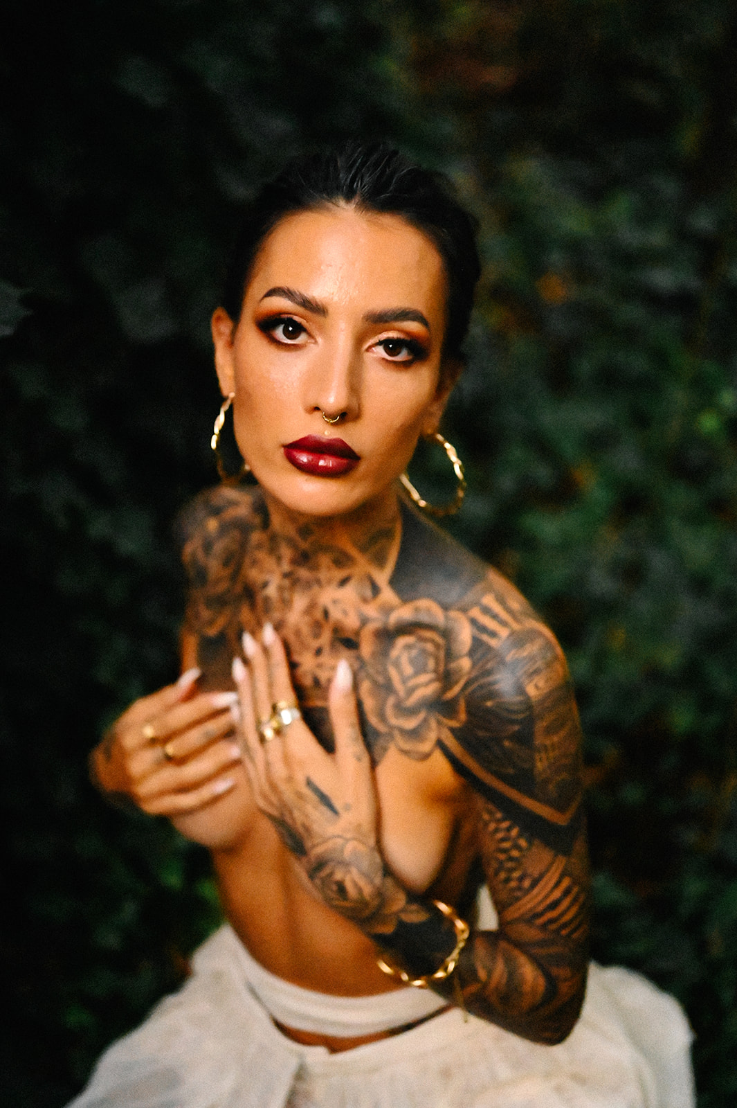 Leah Blum. Photographier cette grande tatoueuse qu'est Leah Blum fut un grand honneur. Passionnée de Bali et de la culture indonésienne, nous avons créé cet esprit dans un parc parisien par Clotilde Barois Photographe.